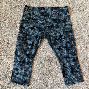 Athleta Salutation Stash Capris